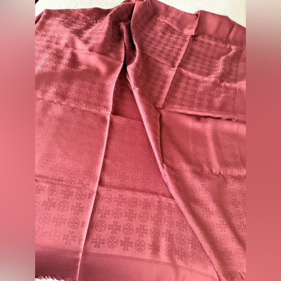 Tory Burch Monogram Jacquard Traveler Scarf Color Claret NWT - Picture 6 of 9